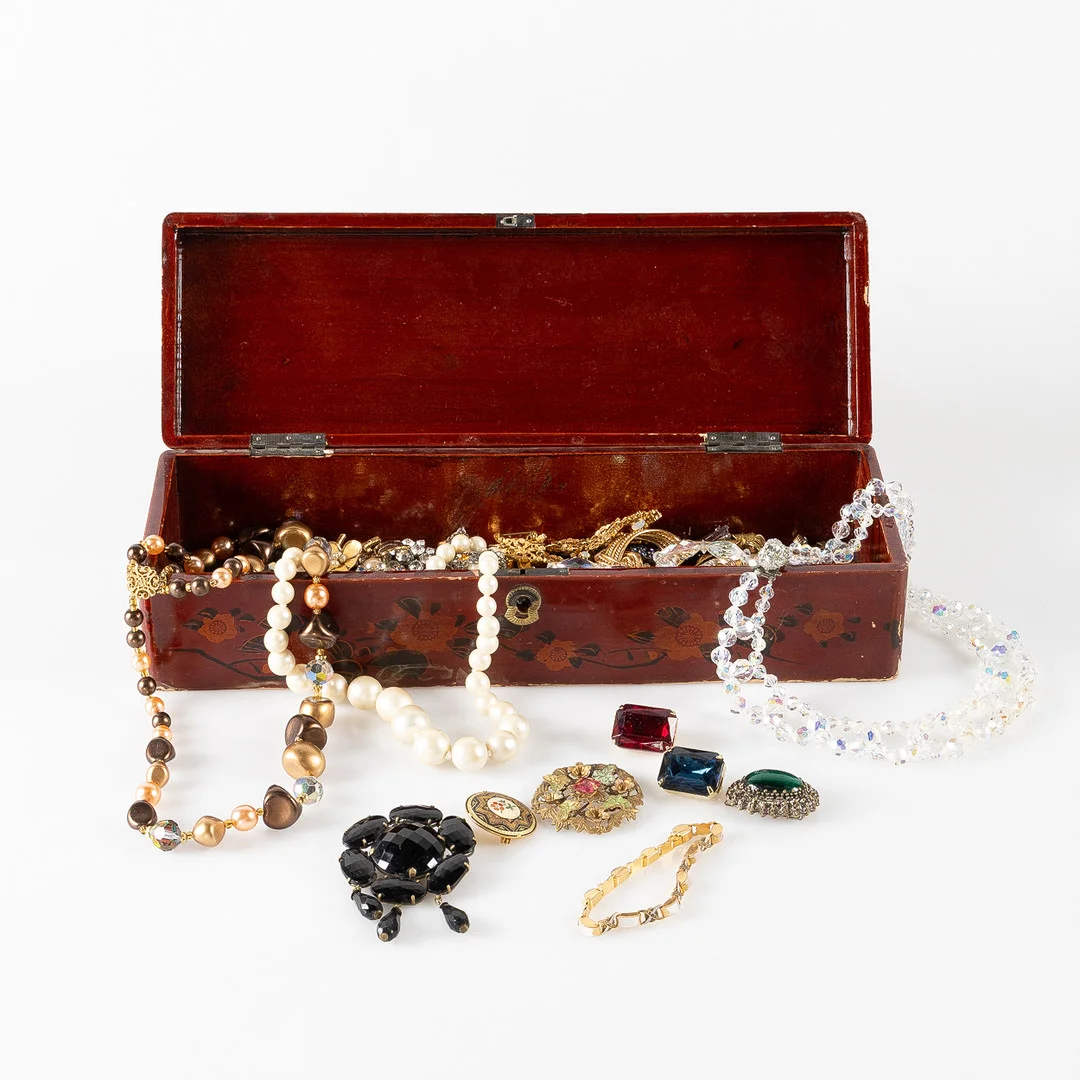 SAMLING BIJOUTERIER, 1940-1960/tal. — Costume Jewellery — Stockholms Auktionsverk Helsingborg