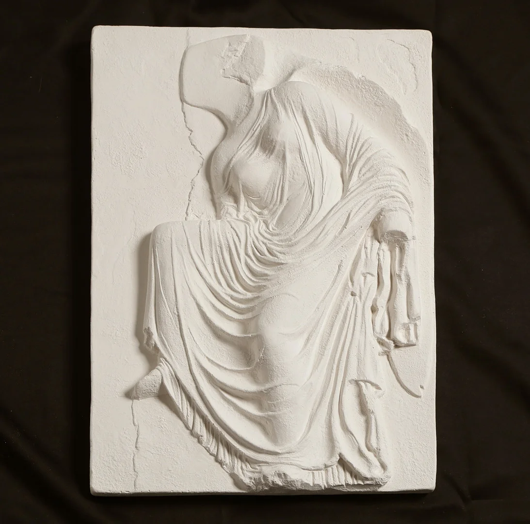 Væghængt relief af gips, Nike binder sine sandaler. — Sculptures & Bronzes — Bidstrup Auktioner