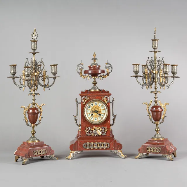 ADOLPHE MOUGIN (1848 - 1928?). Pendule mit einem Paar Girandolen, Paris, um 1900/1920 (3).