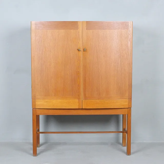 GUNNAR MYRSTRAND. Källemo. Highboard aus Eiche, Schweden, 1960er Jahre.