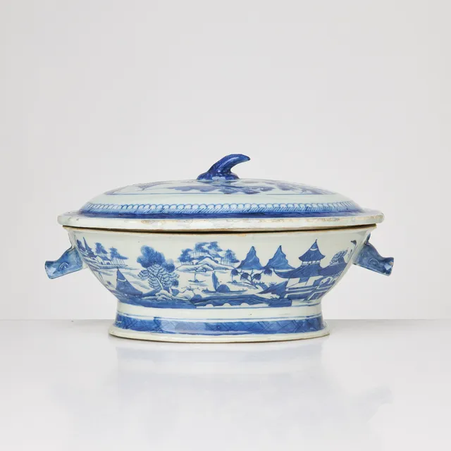 TERRIN, med lock, porslin, Kina, 1800-tal, dekor i underglasyrblått.