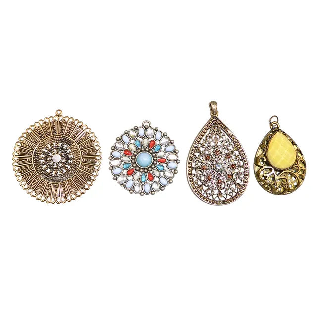 4-TEILIGES SET AUS SCHMUCKANHÄNGERN, MIT CABOCHONS UND DURCHBRUCHSARBEITEN.