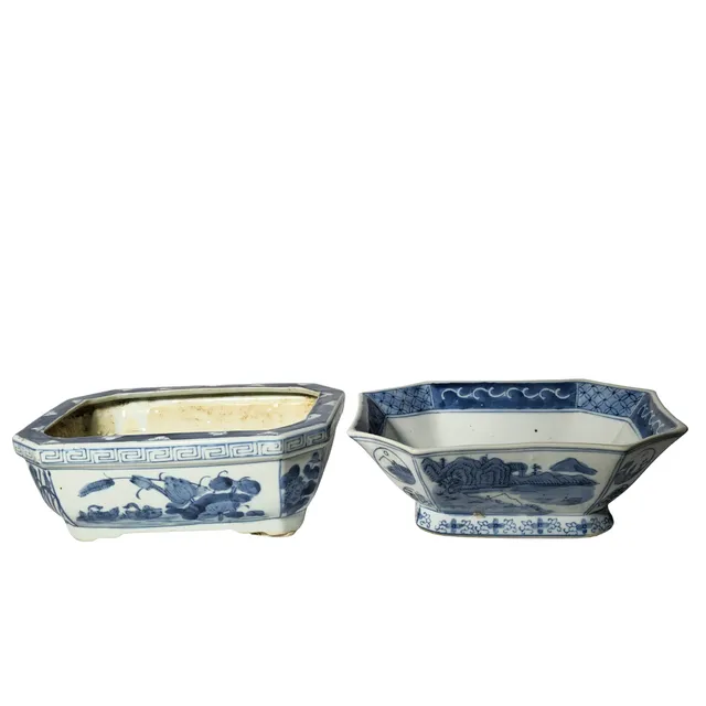 DOS PIEZAS EN PORCELANA CON MOTIVOS ORIENTALES EN AZUL.