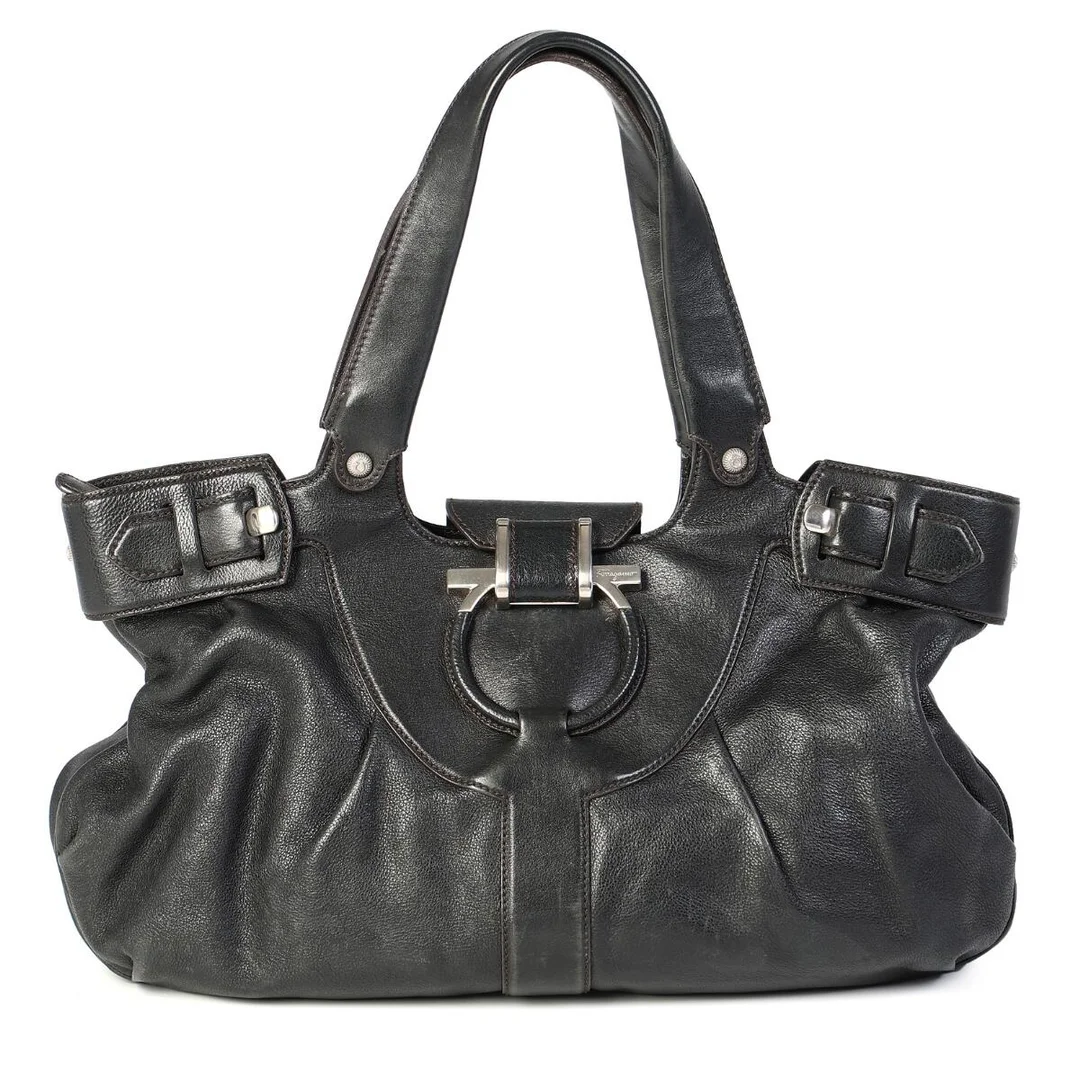 A bag of black leather with silver tone hardware, two handles, one zipped compartment with three interior pockets, one of which has a zipper, and dark brown nylon lining. H. 25 x W. 42 x D. 14 cm. — Designer Handbags & Fashion/Designer Handbags — Bruun Rasmussen