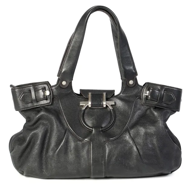 A bag of black leather with silver tone hardware, two handles, one zipped compartment with three interior pockets, one of which has a zipper, and dark brown nylon lining. H. 25 x W. 42 x D. 14 cm.