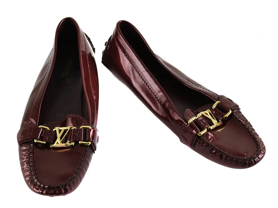LOAFER, LOUIS VUITTON, vinröd skinnlack, gulmetalldetalj, stl 37, skopåsar — Kläder/Skor — Kaplans