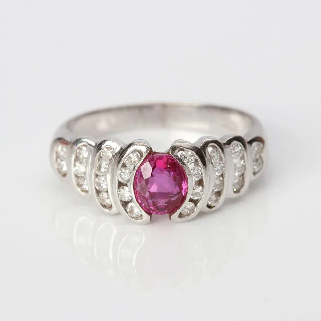 RUBINRING 18K med diamanter.