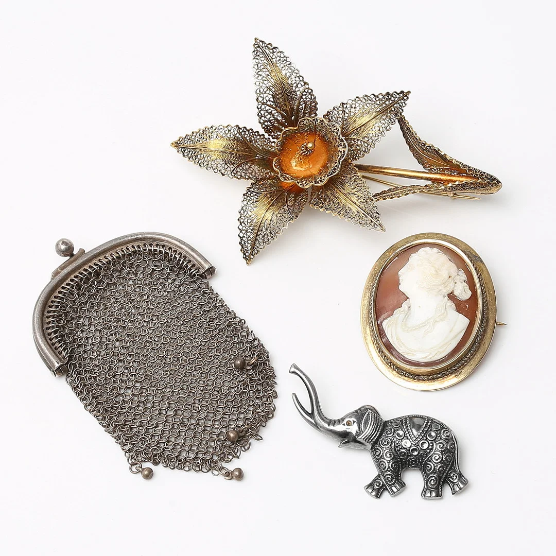 BROSCHER, 3 st,, samt BÖRS, silver, bland annat snäckskalskamé samt filigranarbete, 1900-tal. — Brooches & Pendants — Auktionshuset Kolonn