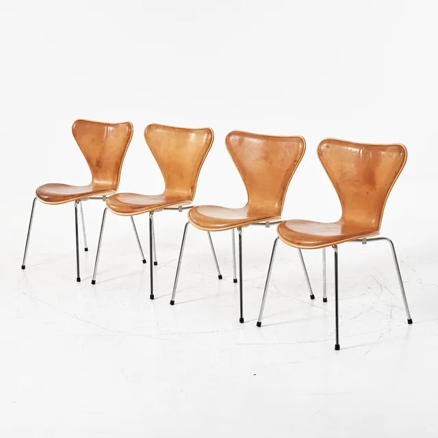 ARNE JACOBSEN. Stolar, fyra stycken, "Sjuan", Fritz Hansen, Danmark, sits i lönn med klädsel i läder, etikettmärkta, Made in Denmark 1996.