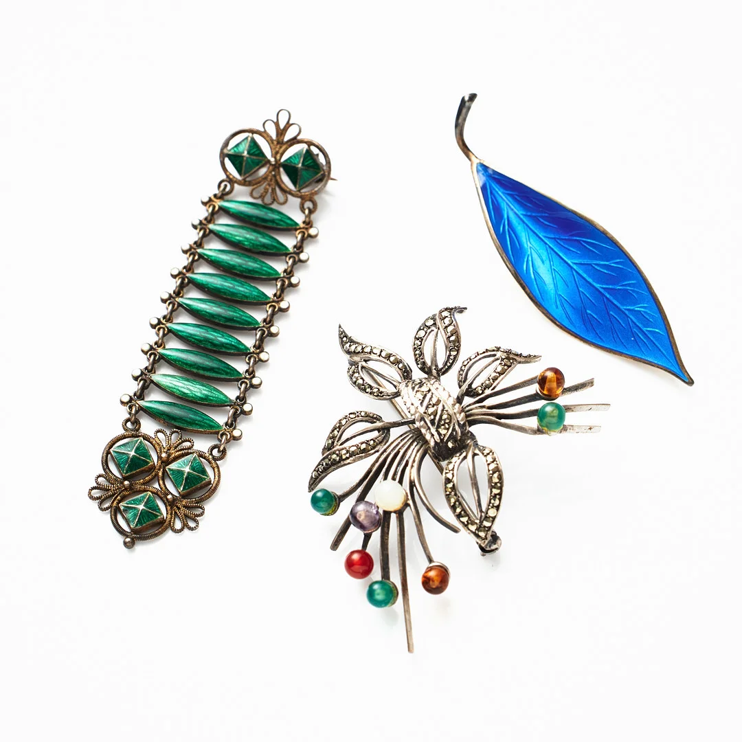 BROSCHER, 3 st, silver, emalj, med markasiter och bl a med olikfärgade kvartskulor, lövformad brosch med blå emalj design Willy Winnaess för David Andersen, Norge 1950-tal. — Brooches & Pendants — Stockholms Auktionsverk Magasin 5