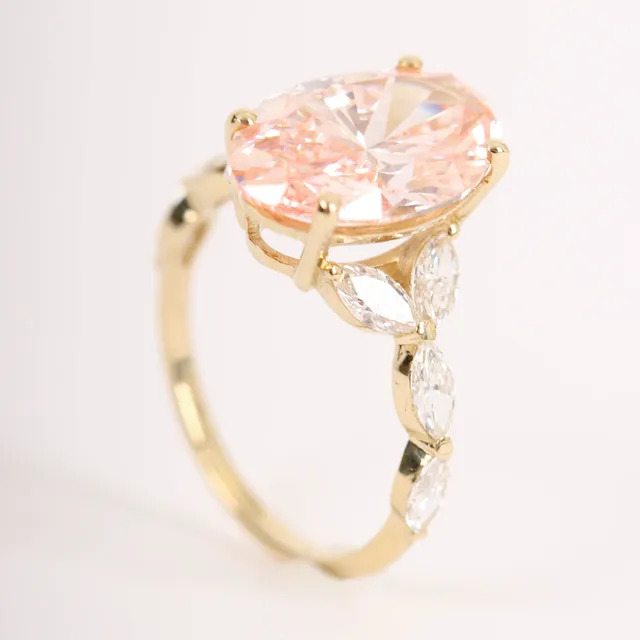 Ring in 14 kt. gold. with laboratory-created oval-cut diamond of 5.01 ct. (IGI-certf)