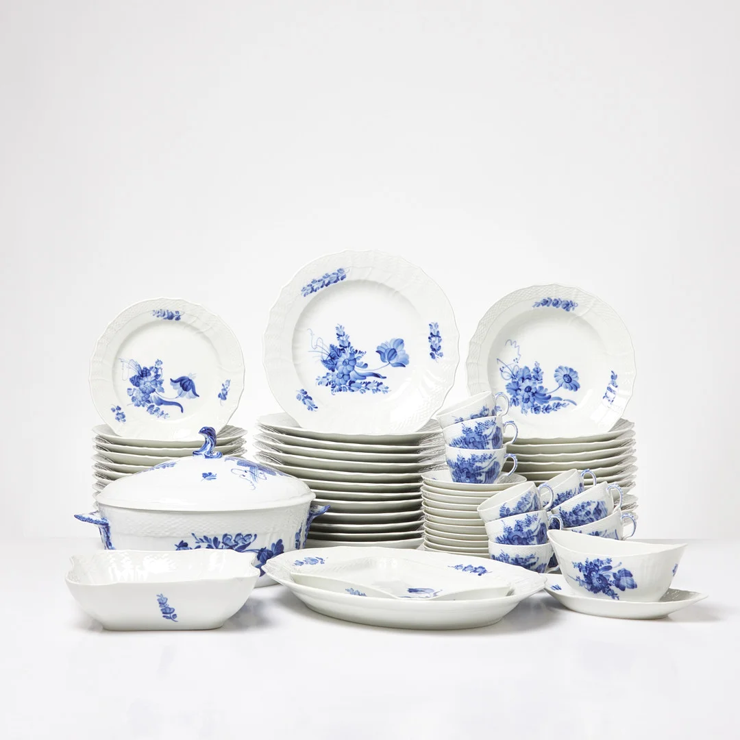 ROYAL COPENHAGEN. Servis, 55 dlr, "Blå Blomst", porslin, Danmark. — Tableware — Stockholms Auktionsverk Sickla