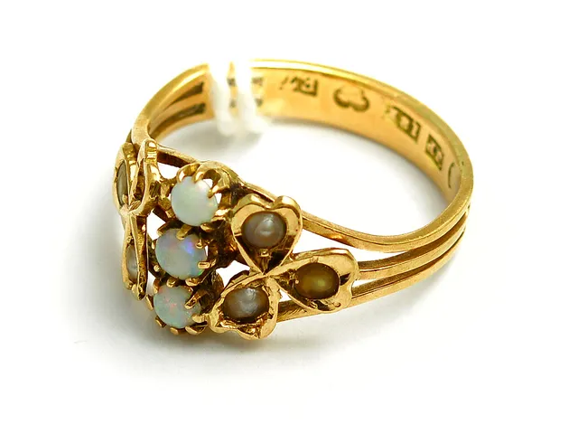 Ring med pärlor Ø16, defekt 18K 2,5g