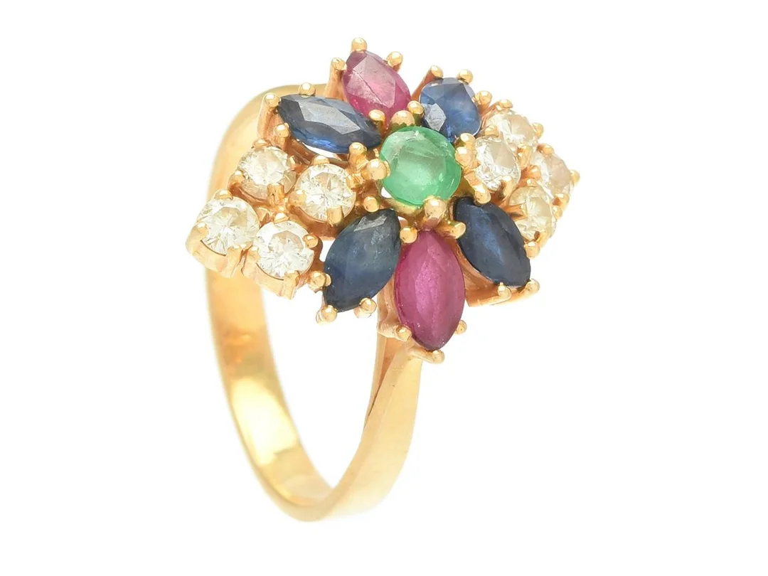 RING, 18K guld, smaragd, rubiner och safirer, 8 briljantslipade diamanter ca 0,40 ctv ca W/P, stl 17 mm, vikt 4,6 g, ytsprickor och nagg på smaragden, skada på en diamants kulett. — Smycken/Ring — Kaplans