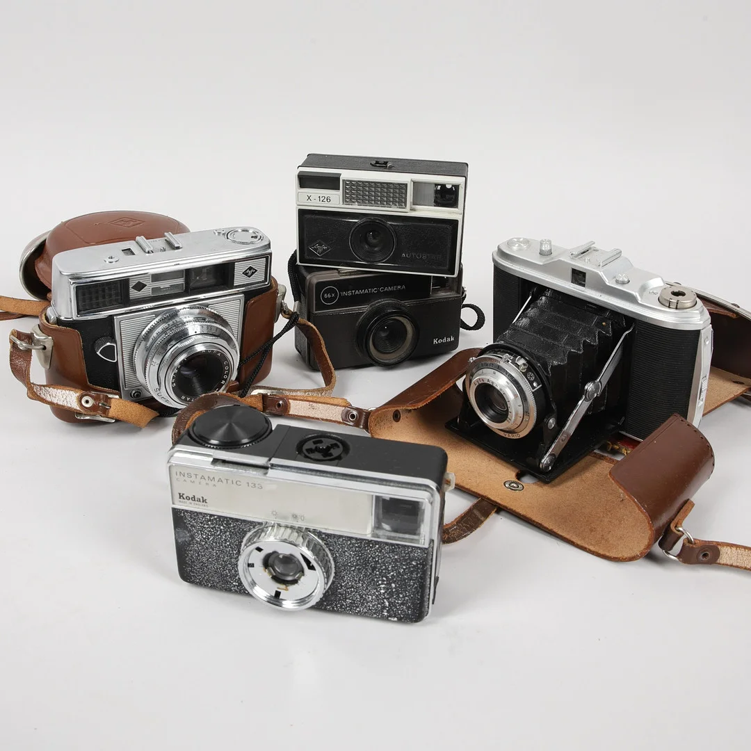 PARTI ANALOGA KAMEROR & TILLBEHÖR, bl.a. Agfa, Kodak. — Cameras & accessories — Ekenbergs Auktioner