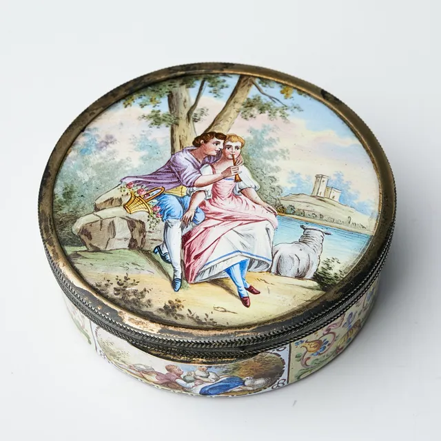 DOSA,1800-tal, med pastorala scener, stämplad, förgyllt silver samt emalj.