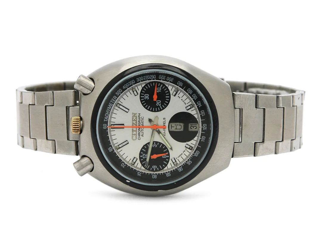 CITIZEN, s.k. "Bullhead", "Tachymeter", Cal 8110 A, Serie nr. 70901152, Boett nr. 4-901193 K / GN-4-S / 67-9020, kronograf, herrur, 38 mm, stål, automatisk, mineralglas, dag, datum, skadad urtavla, defekt, ca 1967, metallänk ej original, viklås. — Klockor/Citizen — Kaplans