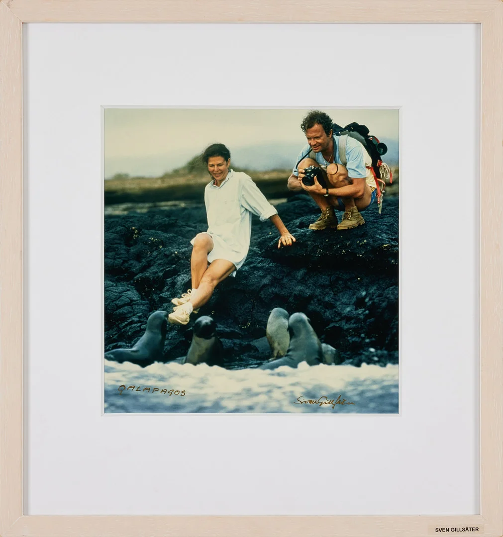 SVEN GILLSÄTER. Kung Carl XVI Gustaf och drottning Silvia på Galapagos 1986, pigment print, 28 x 26 cm. — Photography — Stockholms Auktionsverk Fine Art