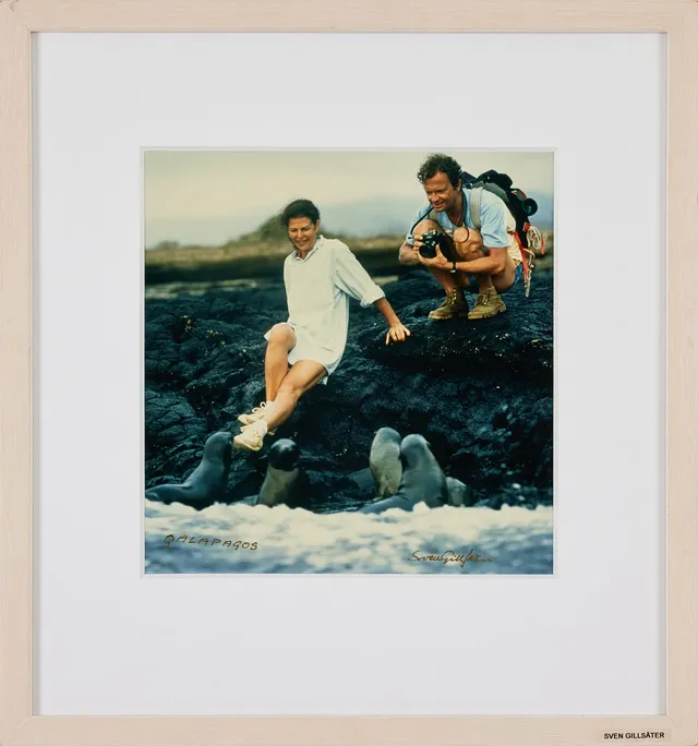 SVEN GILLSÄTER. Kung Carl XVI Gustaf och drottning Silvia på Galapagos 1986, pigment print, 28 x 26 cm.