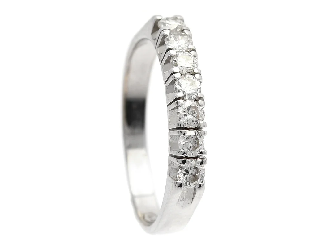 ALLIANSRING, 18K vitguld, 7 briljantslipade diamanter ca 0,35 ctv, ca W(H)/SI, stl 15,5 mm, vikt 1,9 g, en diamant är skadad. — Smycken/Alliansring — Kaplans