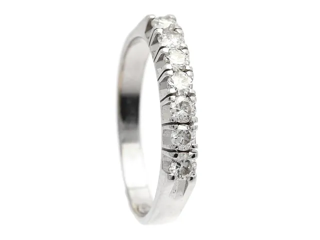 ALLIANSRING, 18K vitguld, 7 briljantslipade diamanter ca 0,35 ctv, ca W(H)/SI, stl 15,5 mm, vikt 1,9 g, en diamant är skadad.