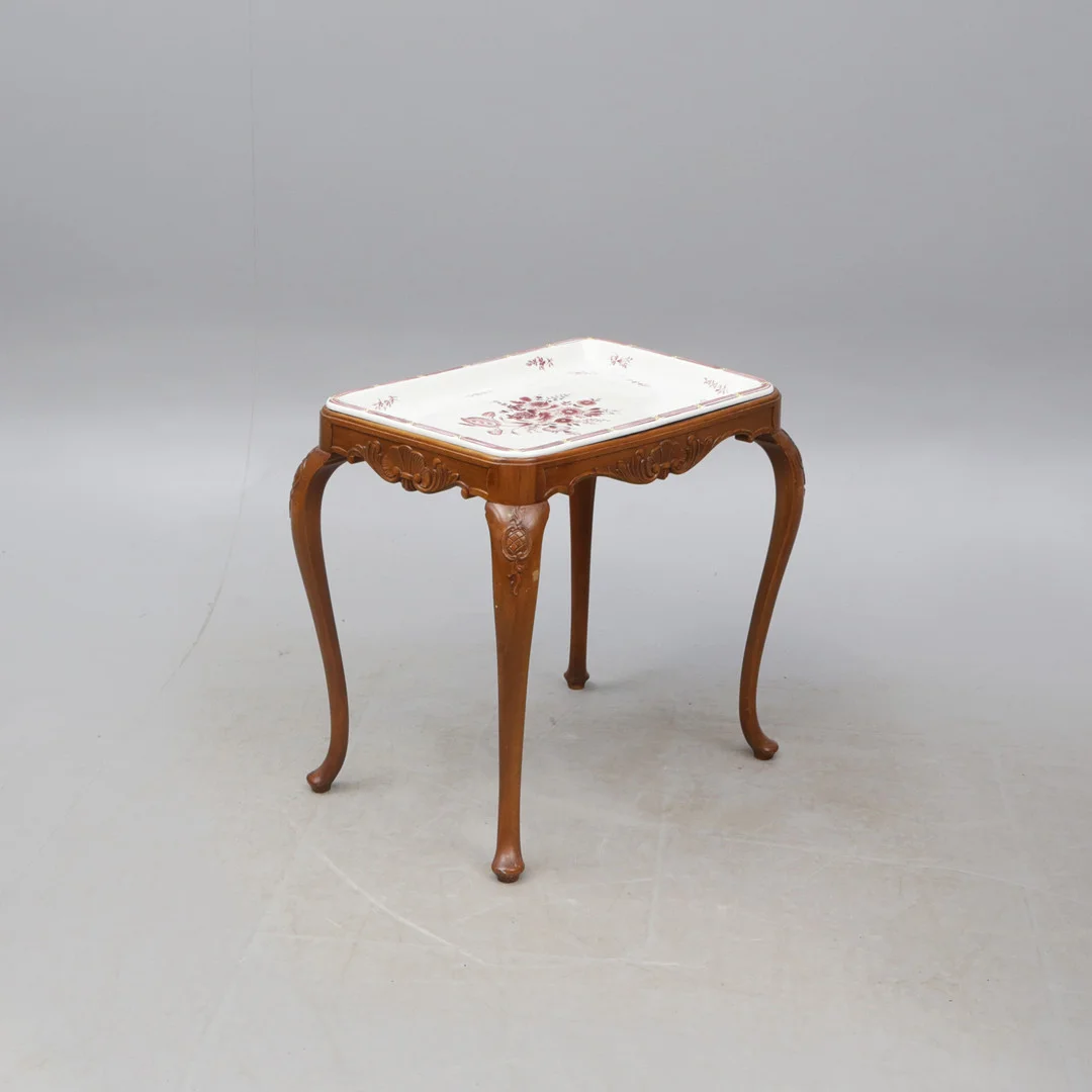 BRICKBORD, fajans, på träställning, signerat Trost, för Eugén Trost, Gefle, 1950. — Tables — Kalmar Auktionsverk