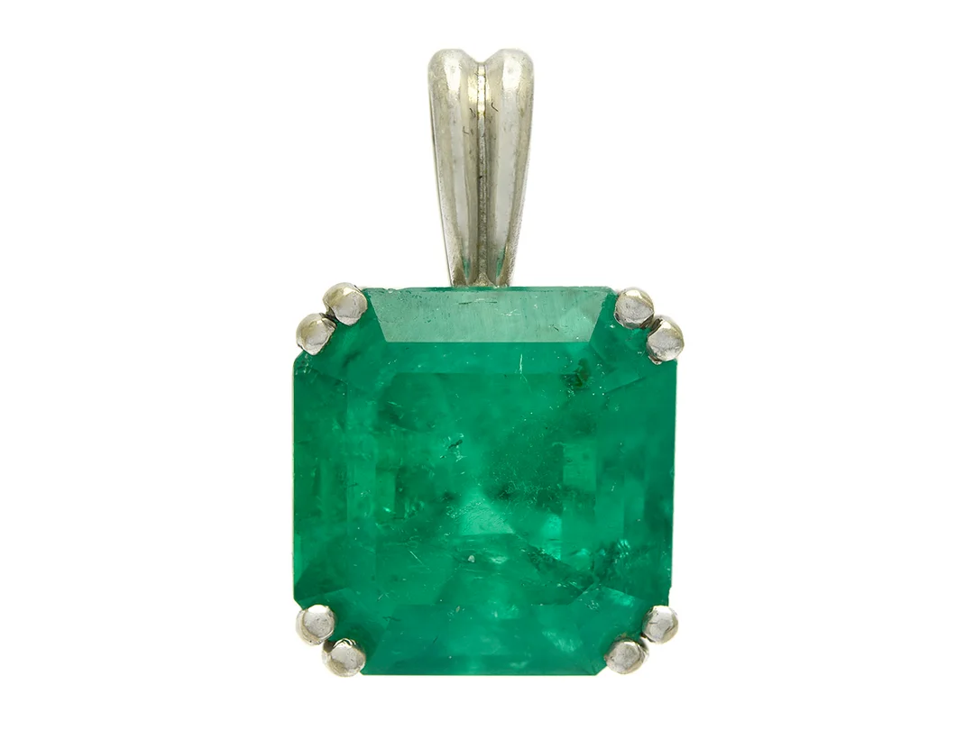 HÄNGE, 18K vitguld, smaragdslipad smaragd 8,78 ct, 12,6 x 12,3 x 9,6 mm, Kaplans, Stockholm 2005, vikt 6,1. — Smycken/Hänge — Kaplans