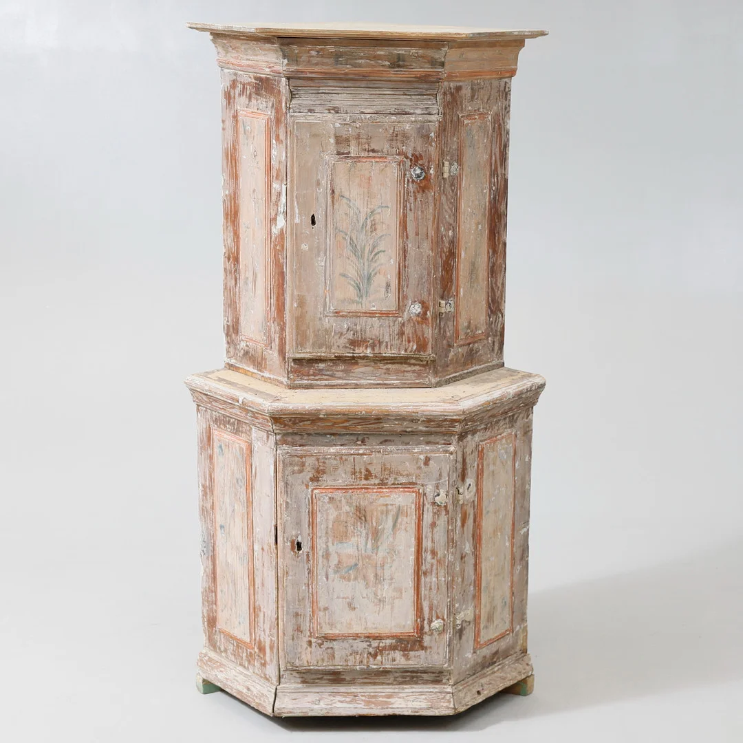 HÖRNSKÅP, allmoge, furu, 1800-talets första hälft. — Furniture — Gomér & Andersson Nyköping