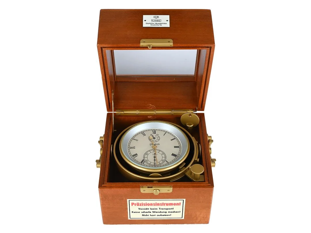 GLASHÜTTE, GUB, Skeppskronometer, 185 x 185 x 180 mm, Serie nr. 12986, Boett nr. 12986, mässing, ankargång, 2-dagarsverk, gångreservindikator, liten sekundvisare, fodral i mahogny 245 x 250 x 235 mm, cert, februari 1979. — Klockor/Glashütte — Kaplans