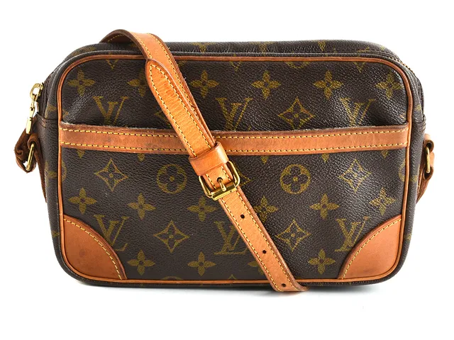 VÄSKA, LOUIS VUITTON, vintage, monogram canvas, 22x15x5cm, 1990, slitage på foder i ytterfacket.