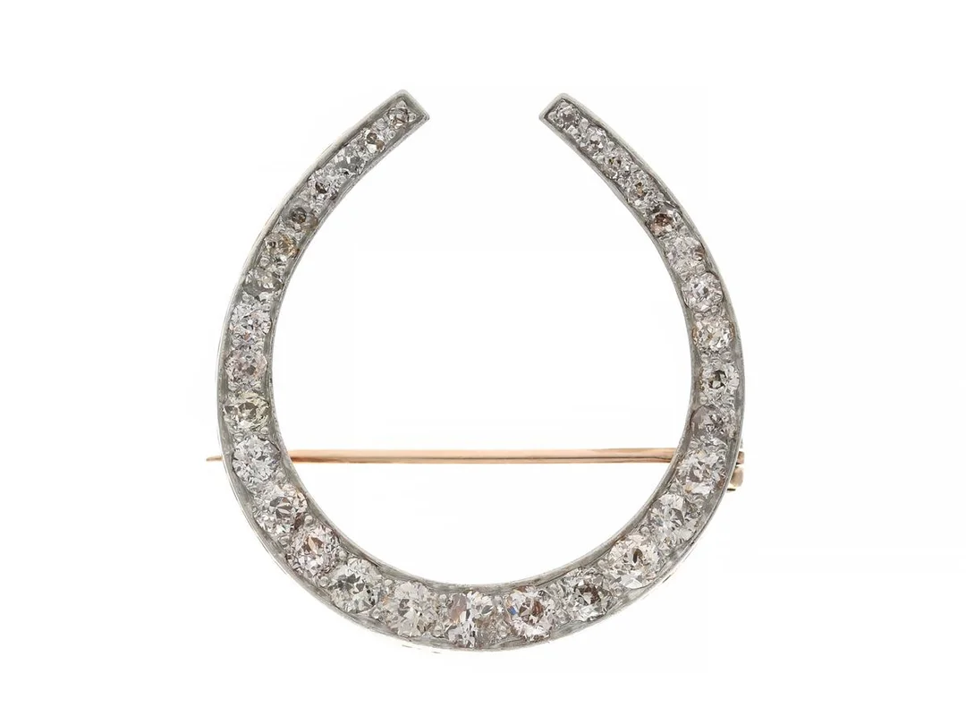 BROSCH, 14K guld/platina, gammalslipade diamanter ca 1,50 ctv, ca TCa-LBr/P, höjd 31 mm, vikt 6,2 g, nålen i 9K guld, enstaka diamanter med nagg och skador. — Smycken/Brosch — Kaplans