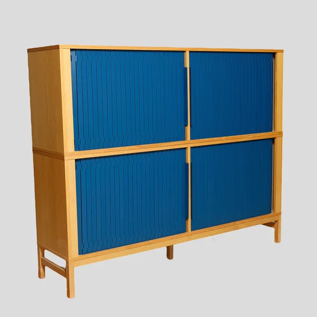 SIMON LEGALD. Jalousi skænk, fineret egetræ, jalousilæger af mørkeblåt plast, Normann Copenhagen, Danmark, (1+1).