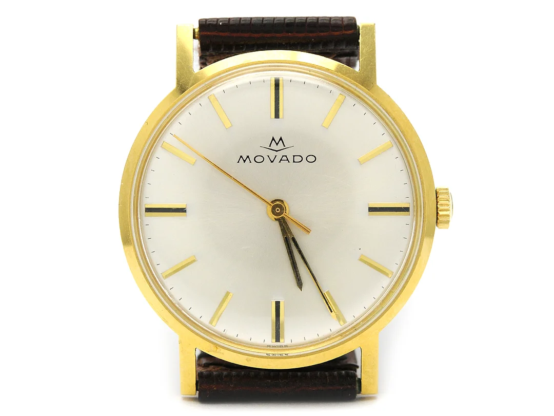 MOVADO, herrur, 34 mm, Cal 2542, Boett nr. 812 / 126214029, 18K guld, manuell, plexiglas, skadad urtavla, gravyr, läderband, originalspänne i gulmetall, ca 1970. — Klockor/Movado — Kaplans
