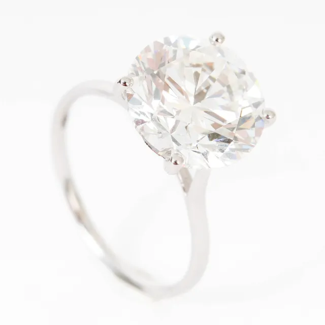 Solitaire ring in 14 kt. white gold, adorned with a laboratory-created brilliant-cut diamond of 6.00 ct. (IGI-certf)