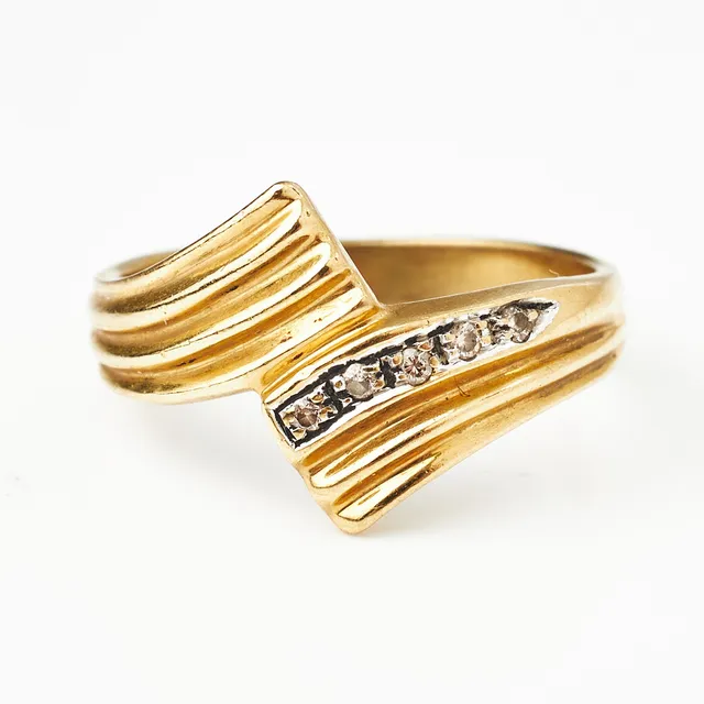 RING, 18 k guld, 5 briljanter totalt 0,05 ct., enligt gravyr, svensk kontrollstämpel.