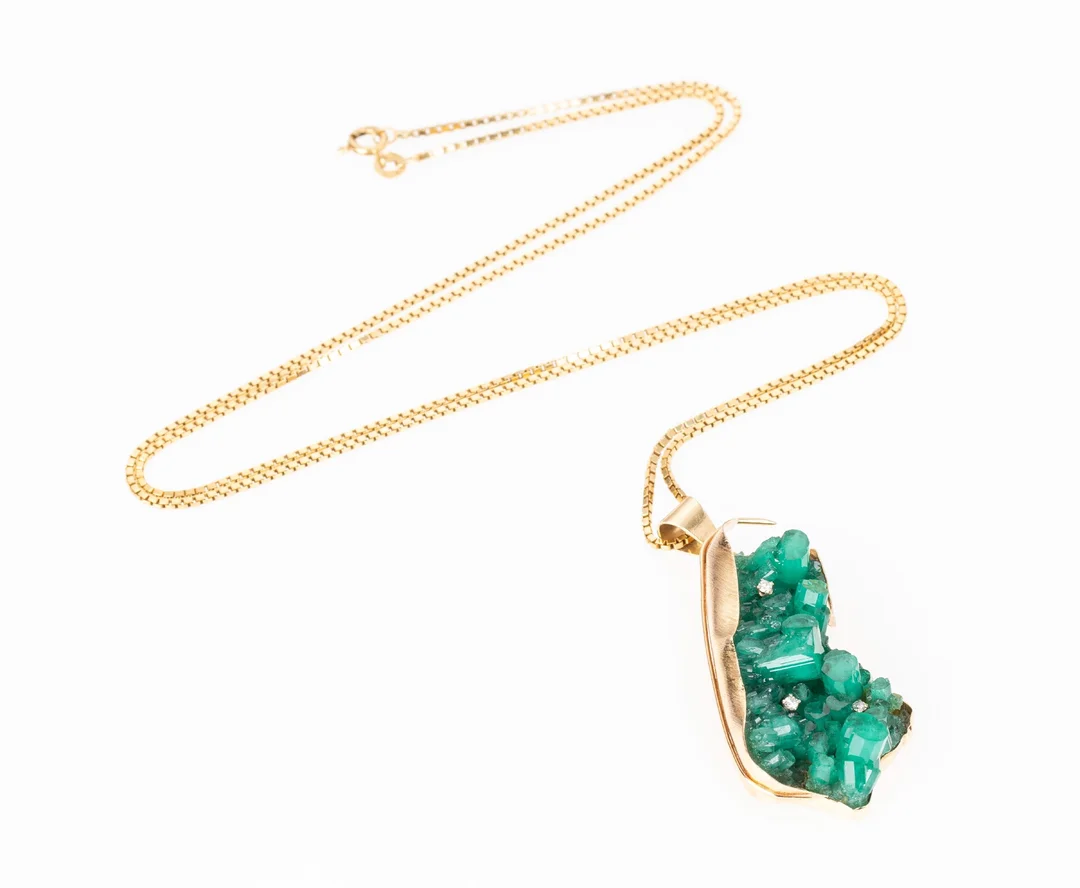 A necklace with presumable emerald crystals and three diamonds. (2) — Jewellery/Necklaces, pendants — Lauritz