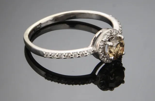Diamond ring w/ Fancy Brown-Yellowish center stone etc. in 14 kt white gold, total 0.90 ct.