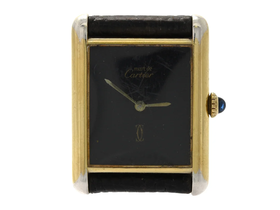 must de CARTIER, Tank, Cal 78-1 (ETA 2512-1), Boett nr. 6 175332, damur, 23,5 x 23 (30,5) mm, förgyllt silver, manuell, mineralglas, skadad urtavla, defekt, skadad boett, läderband, cert, juli 1982, box. — Klockor/Cartier — Kaplans