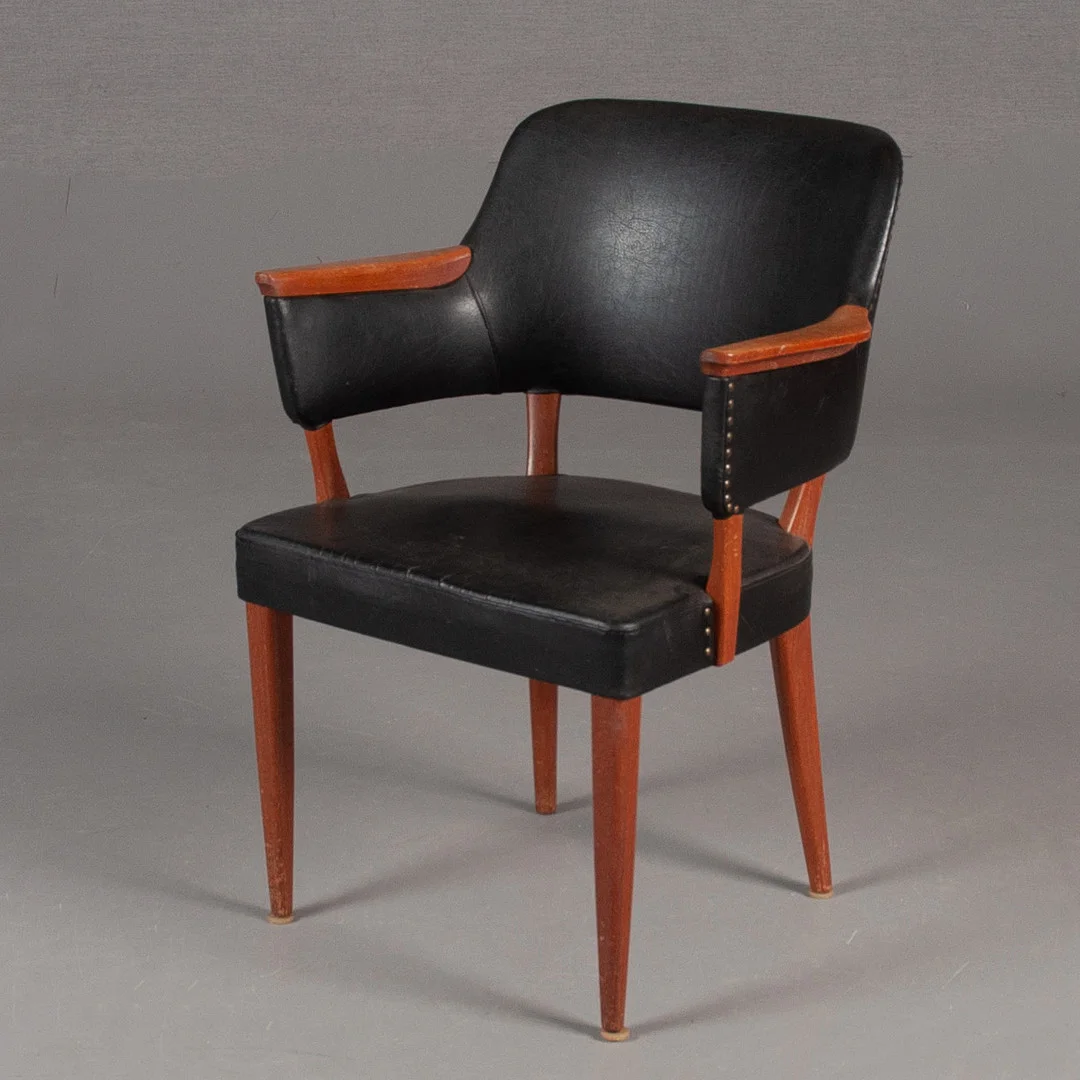 OIDENTIFIERAD FORMGIVARE. skrivbordsstol (karmmodell) 60-tal, Skandinavien, bonat trä och galon. — Armchairs & Chairs — Laholms Auktionskammare