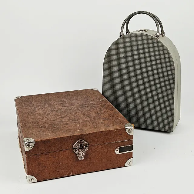 GRAMMOFONER, 2 st, Favorit och Philips, 1900-tal.
