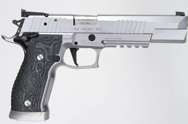141. PISTOL MED VÄXELSATS, tysk, Halvautomatisk, fabrikat Sig Sauer, modell X-Line X-Six Super Match, kaliber 9x19 & .40S&W, tillv.nr U919370, se-nr SE2497368.