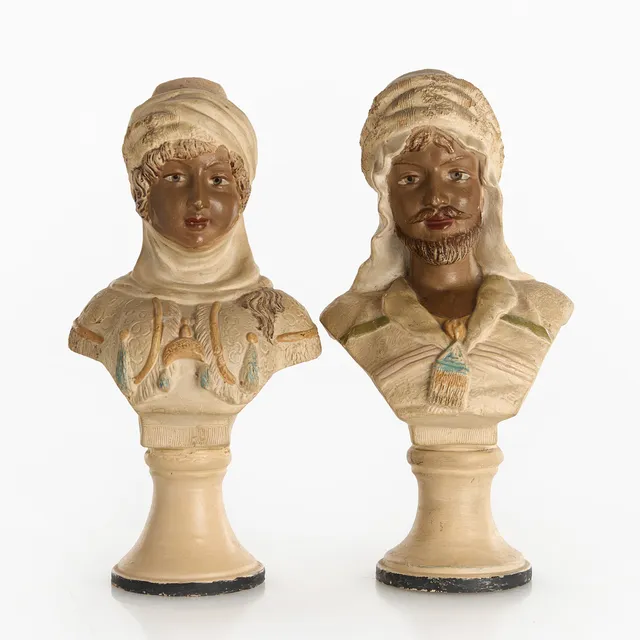 BYSTER, ett par, mans- resp kvinnogestalt, orientaliserande, sannolikt Tyskland eller Österrike, 1800-talets senare del. Bemålad keramik.