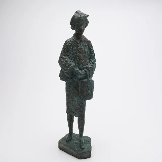 THURE THÖRN (1918-2005). SKULPTUR, KVINNA MED VÄSKA, GRÖNPATINERAD BRONS.