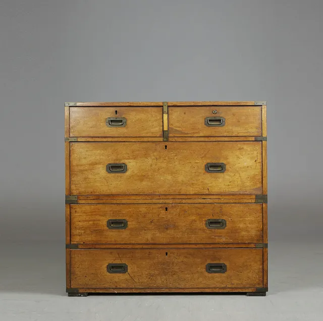 VICTORIAN MAHOGANY AND BRASS BOUND CAMPAIGN CHEST.