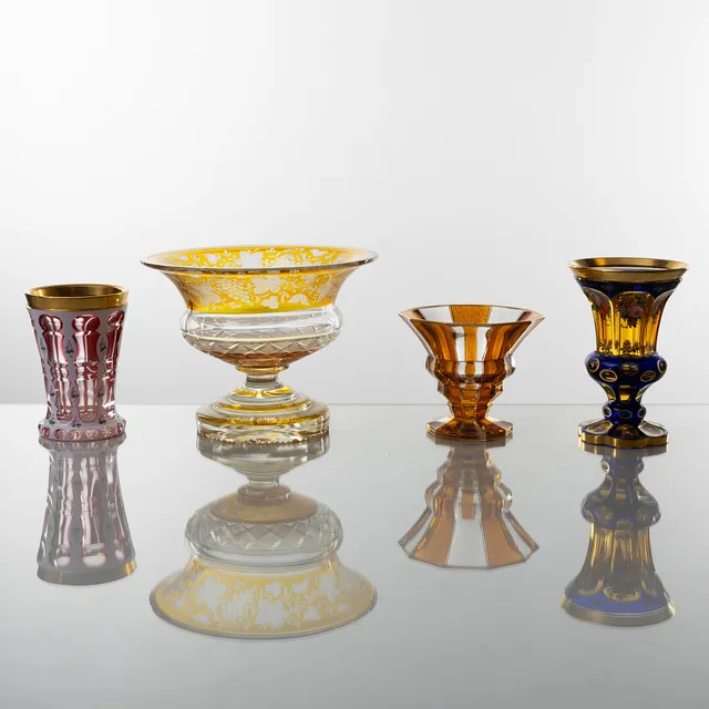 GLAS samt SKÅL PÅ FOT, 4 delar, slipad samt handmålad dekor, Böhmen, 1900-talets första del.