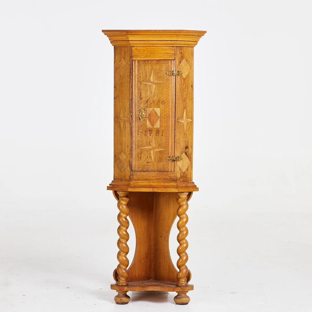 HÖRNSKÅP, 17/1800-tal, ek, med intarsia, bär datering 1781, svarvade ben. — Cupboards, Cabinets & Shelves — Stockholms Auktionsverk Sickla