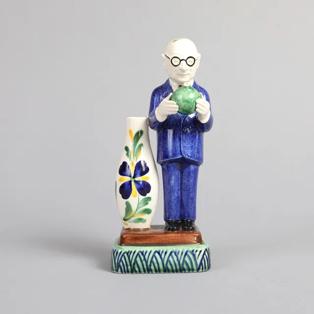 HERLUF JENSENIUS. Aluminia. Figur af fajance forestillende direktør for Royal Copenhagen og Aluminia Christian V. Christensen, 1956.