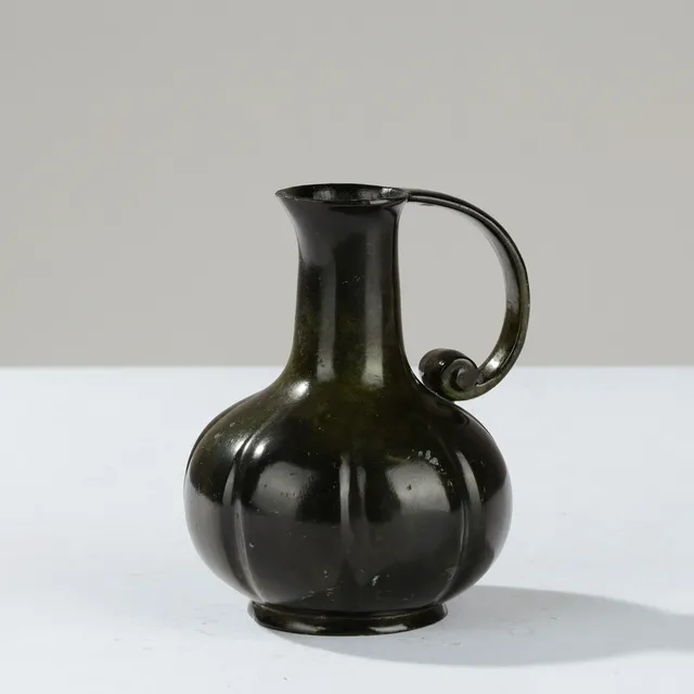 Dansk Formgiver. Art Deco kande af bronzepatineret metal, Danmark, 1930/40'erne.