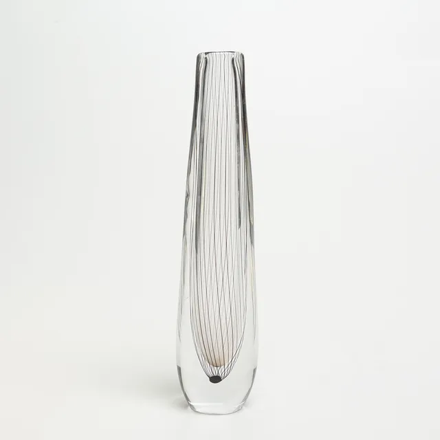 VICKE LINDSTRAND. VAS, glas, Kosta, signerad.