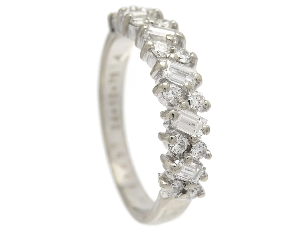 RING, 18K vitguld, 5 baguette- och 12 briljantslipade diamanter ca 0,75 ctv, ca TW/VS, stl 17,25 mm, vikt 3,6 g, slitna klor, 2 diamanter med skada. — Smycken/Ring — Kaplans